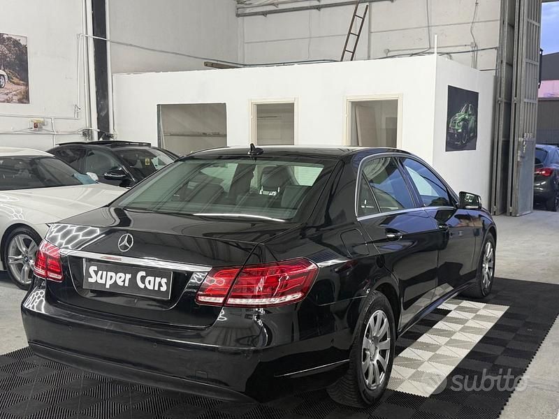 Usado Mercedes E200 Premium 136 CV (100 kW) 2015 Negro Berlina