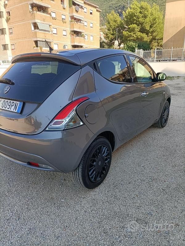 Usata Lancia Ypsilon 95 CV (69 kW) 2018 Grigio Utilitaria