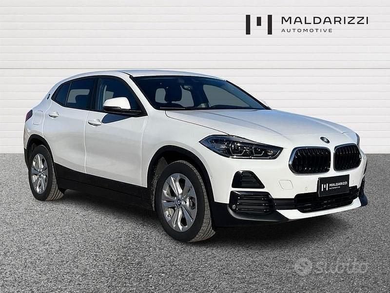 Usata BMW X2 Comfort Edition 220 CV (161 kW) 2023 Alpinweiss iii pastello SUV