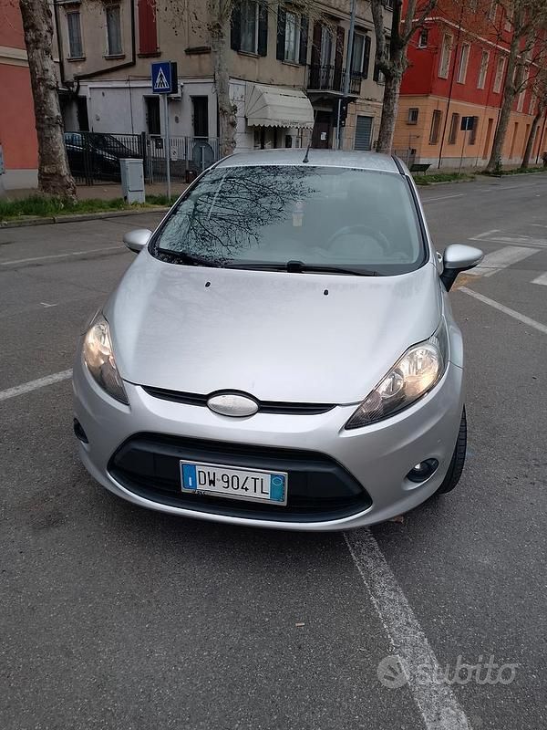 Usata Ford Fiesta Titanium 82 CV (60 kW) 2009 Grigio Utilitaria