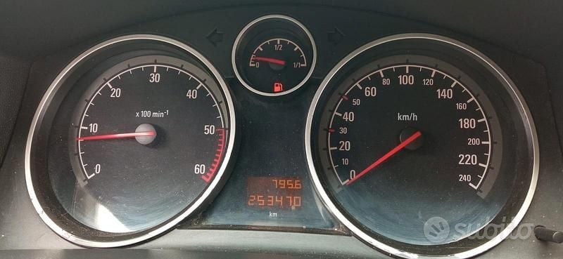 Usata Opel Astra 101 CV (74 kW) 2006 Grigio Station wagon