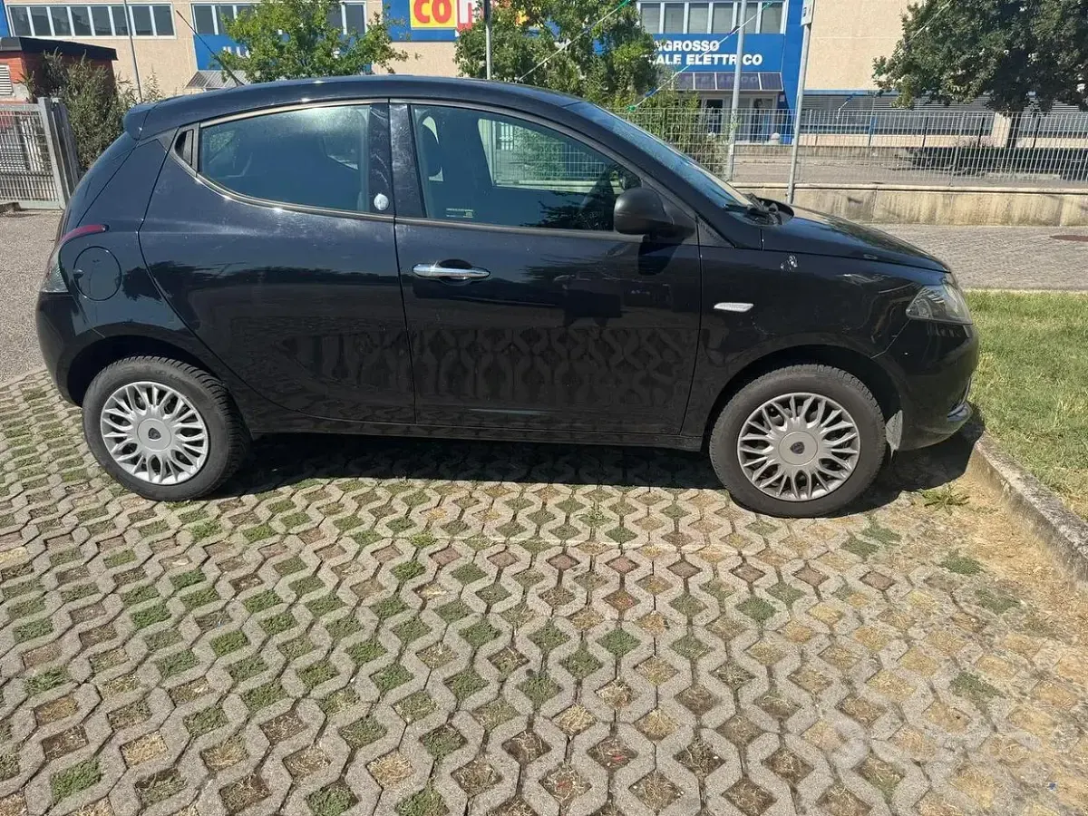Usata Lancia Ypsilon 85 CV (62 kW) 2016 Nero Utilitaria