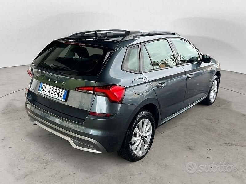 Usado Skoda Kamiq Ambition 95 CV (69 kW) 2021 Gris SUV
