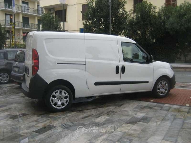 Usata Fiat Doblò Lounge 105 CV (77 kW) 2019 Bianco Monovolume