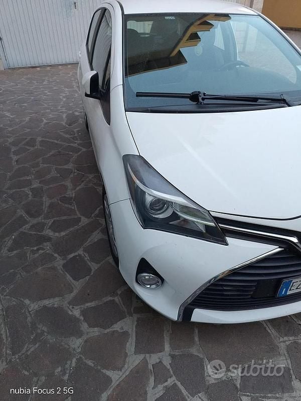 Usata Toyota Yaris 68 CV (50 kW) 2015 Bianco Utilitaria