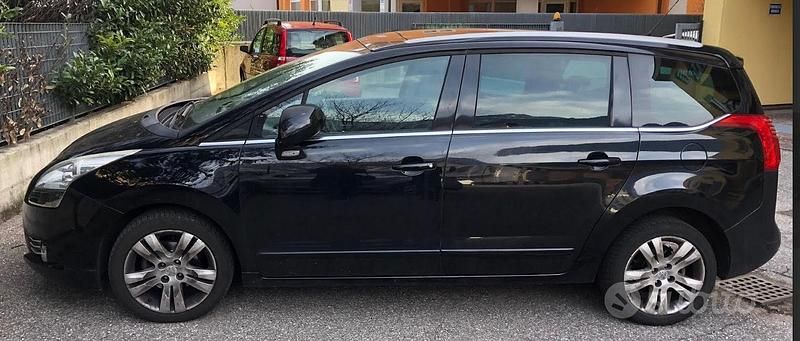 Usata Peugeot 5008 Family 112 CV (82 kW) 2012 Nero Monovolume