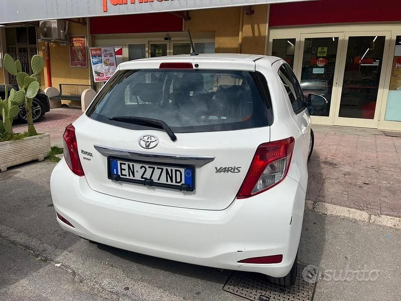 Usata Toyota Yaris Lounge 90 CV (66 kW) 2012 Bianco Utilitaria