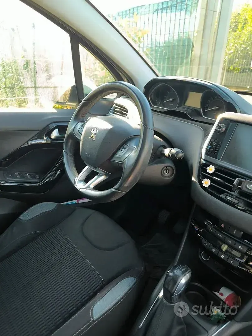 Usata Peugeot 208 68 CV (50 kW) 2014 Bianco Utilitaria