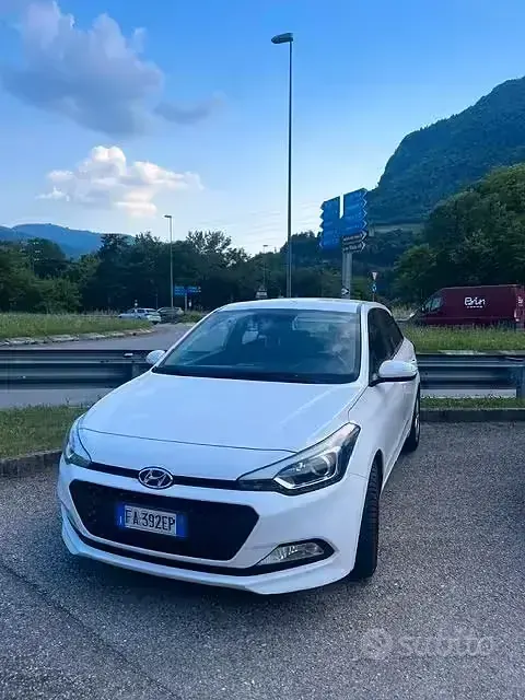 Begagnad Hyundai i20 75 HK (55 kW) 2015 Vit Sedan