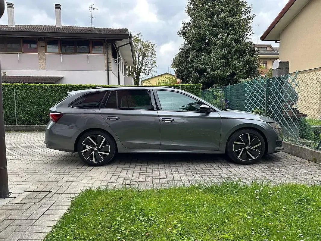 Usata Skoda Octavia SportLine 150 CV (110 kW) 2025 Grigio Station wagon