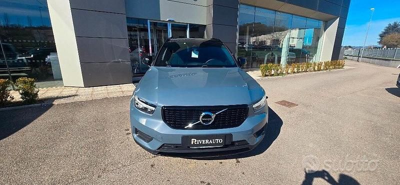 Usata Volvo XC40 Momentum 163 CV (119 kW) 2022 Grigio SUV