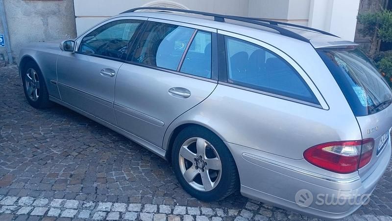 Usata Mercedes E270 177 CV (130 kW) 2003 Grigio Station wagon