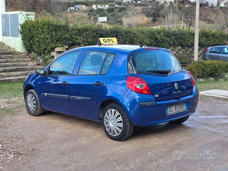 Usata Renault Clio II 65 CV (47 kW) 2008 Bianco Berlina