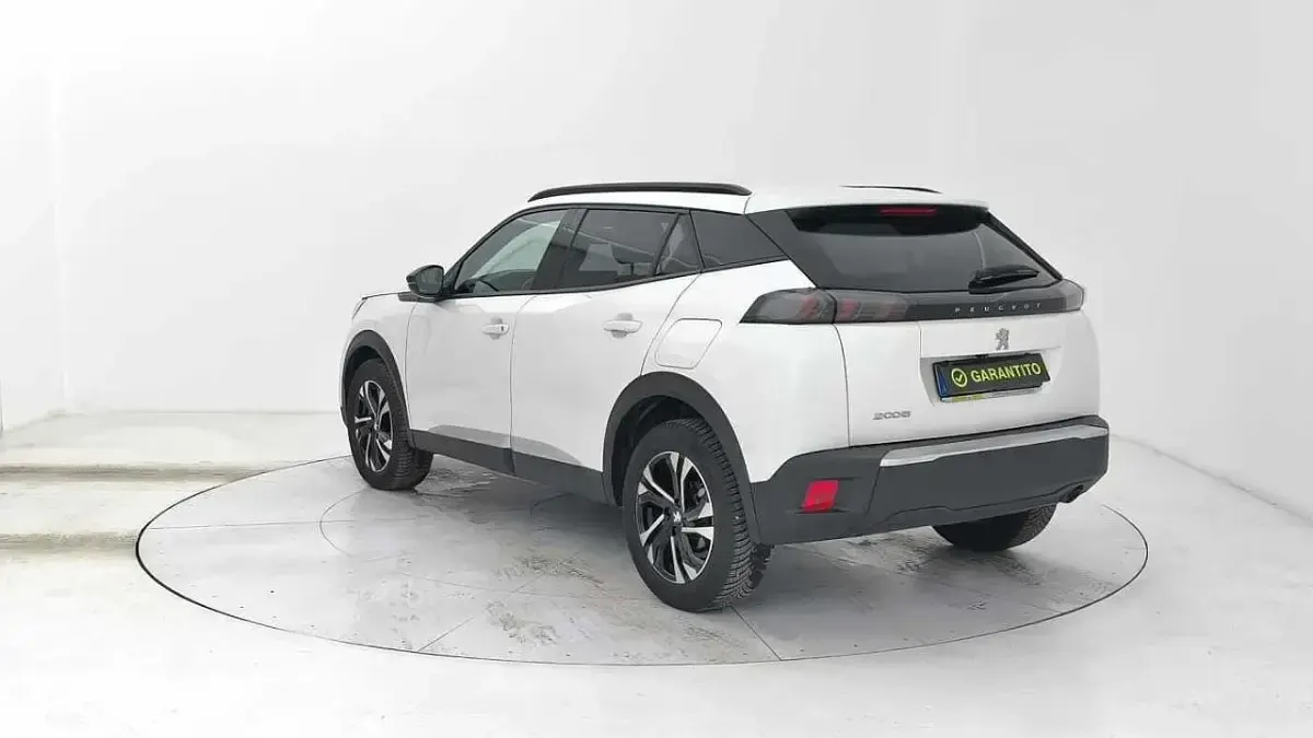 Usata Peugeot 2008 Allure 102 CV (75 kW) 2023 Bianco SUV