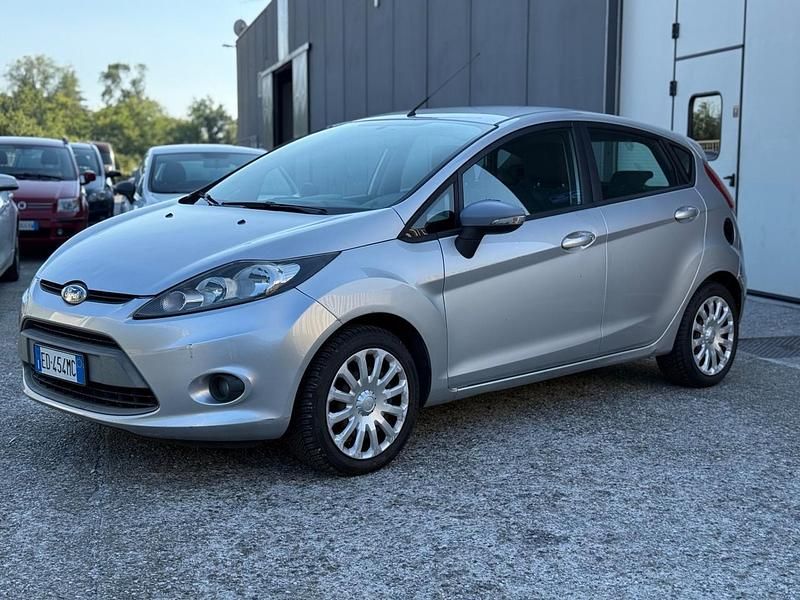 Usata Ford Fiesta Titanium 82 CV (60 kW) 2010 Argento Utilitaria