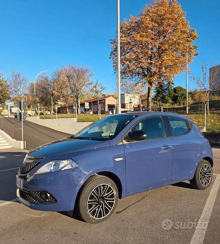 Usata Lancia Ypsilon Gold 69 CV (50 kW) 2019 Blu/azzurro Utilitaria