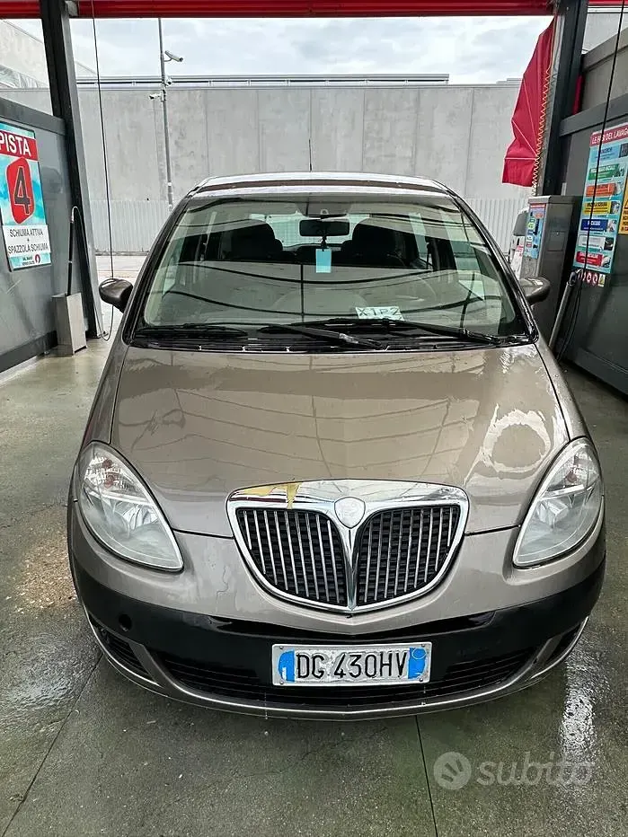 Usata Lancia Musa 90 CV (66 kW) 2007 Giallo Monovolume