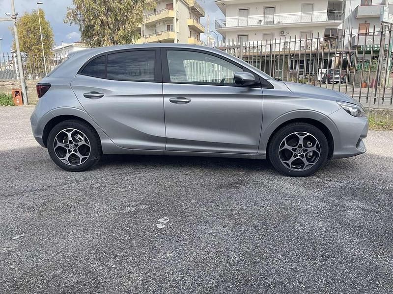 Nuova MG MG3 Luxury 102 CV (75 kW) 2026 Cosmic silver Utilitaria