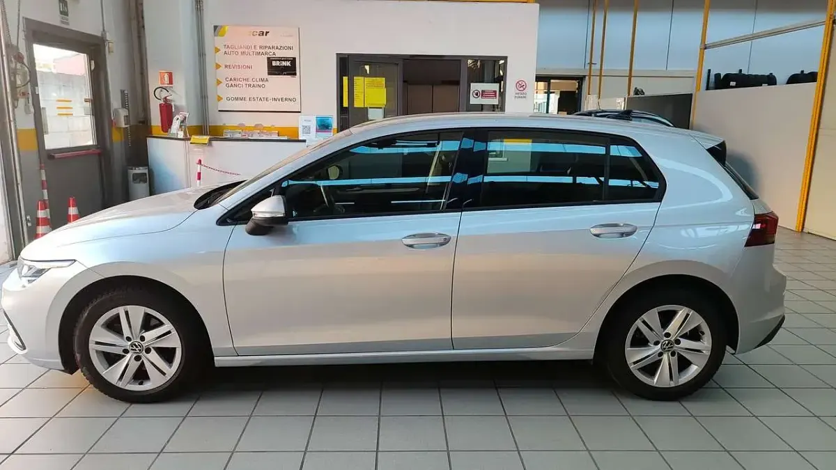Usata VW Golf VIII Life 116 CV (85 kW) 2021 Argento Berlina