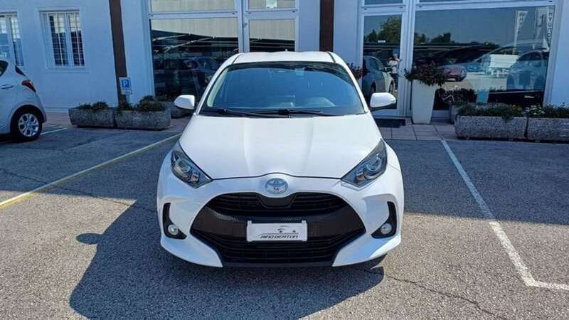 Bianco Usata 2022 Toyota Yaris Active Tre volumi | 14.990 € (Buon prezzo) - Immagine 1/4