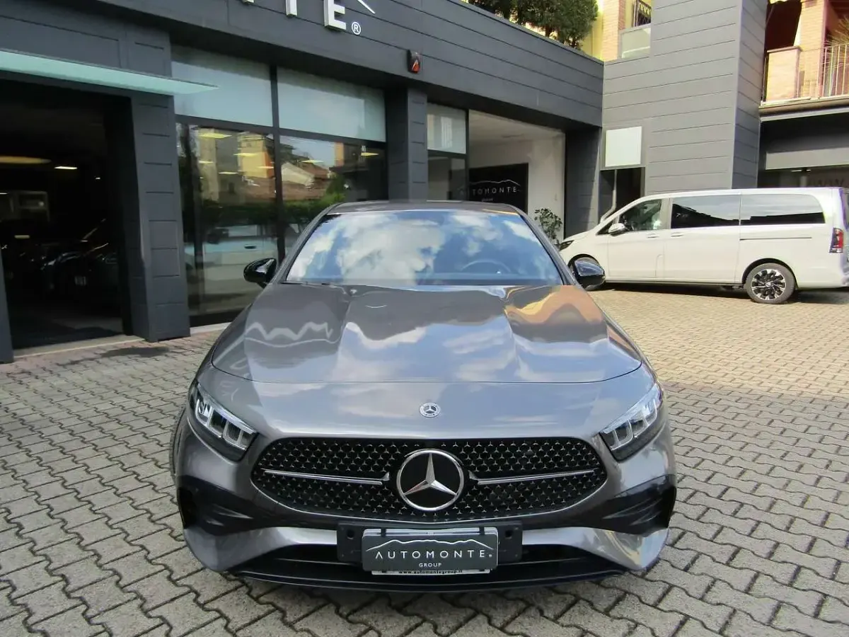 Usata Mercedes A180 AMG Line Premium 116 CV (85 kW) 2024 Grigio montagna Berlina