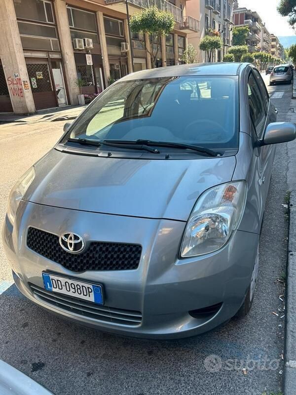 Grigio Usata 2006 Toyota Yaris Due volumi | 3799 € (Cara) - Immagine 1/4