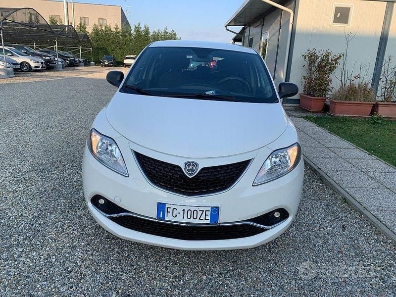 Usata Lancia Ypsilon Platinum 69 CV (50 kW) 2017 Bianco Utilitaria