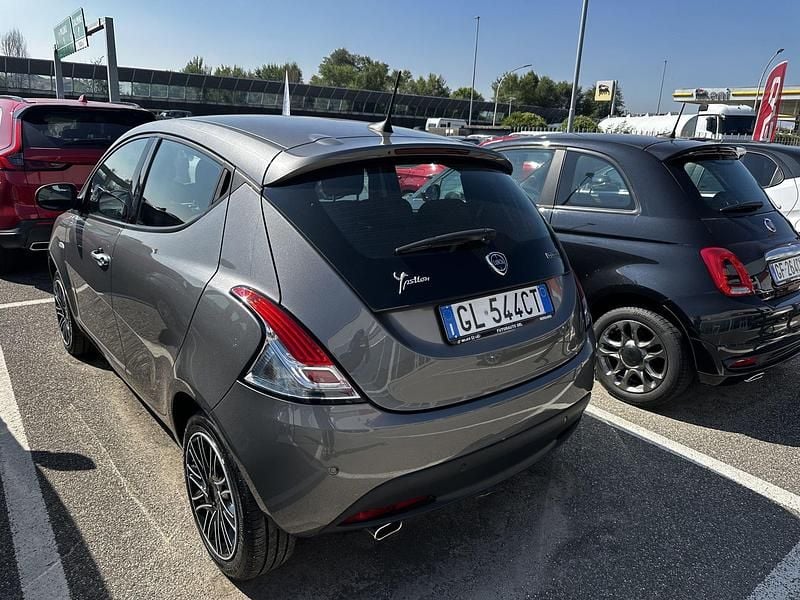 Usata Lancia Ypsilon Gold 69 CV (50 kW) 2022 Grigio Utilitaria