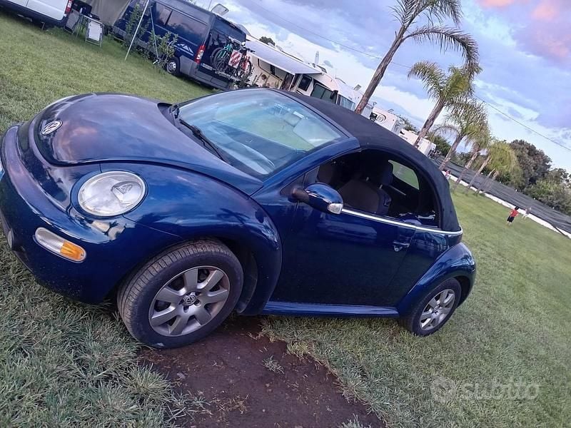 Usata VW New Beetle 101 CV (74 kW) 2006 Blu Utilitaria