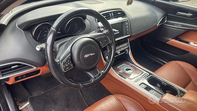 Usata Jaguar XE 200 CV (147 kW) 2016 Nero Berlina