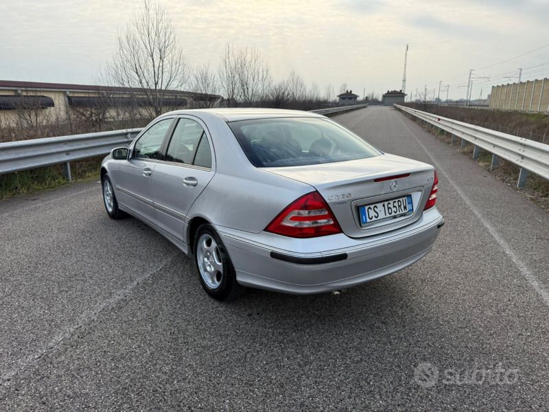 Usata Mercedes C220 Elegance 150 CV (110 kW) 2004 Grigio Berlina