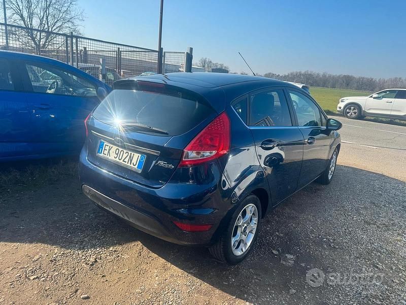 Usata Ford Fiesta 96 CV (70 kW) 2012 Blu Utilitaria