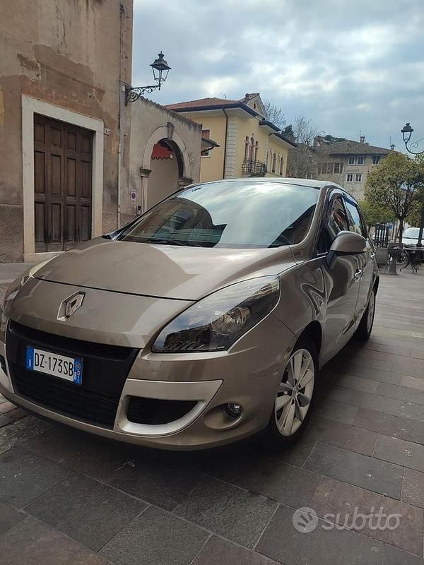 Usata Renault Scénic III Dynamique 110 CV (80 kW) 2010 Grigio Monovolume