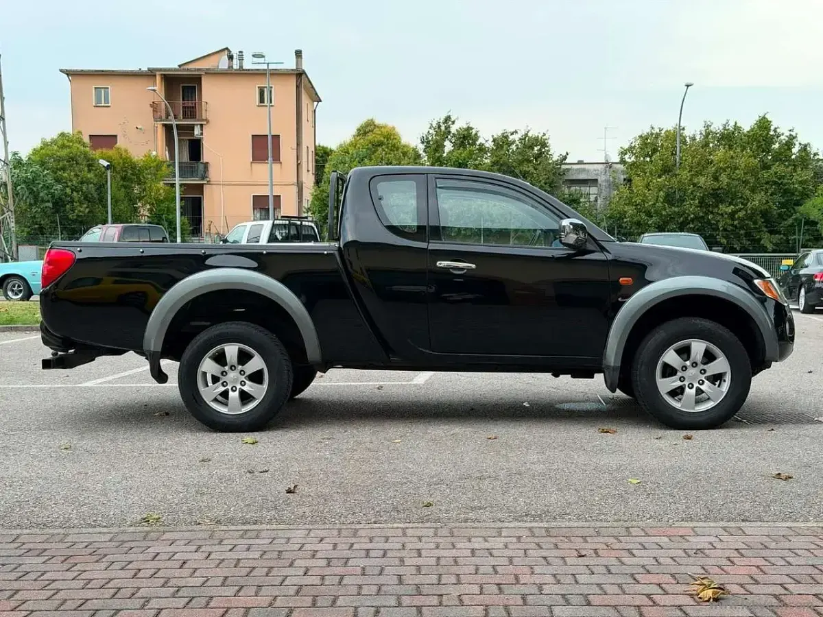 Usata Mitsubishi L Intense 167 CV (122 kW) 2007 Nero SUV