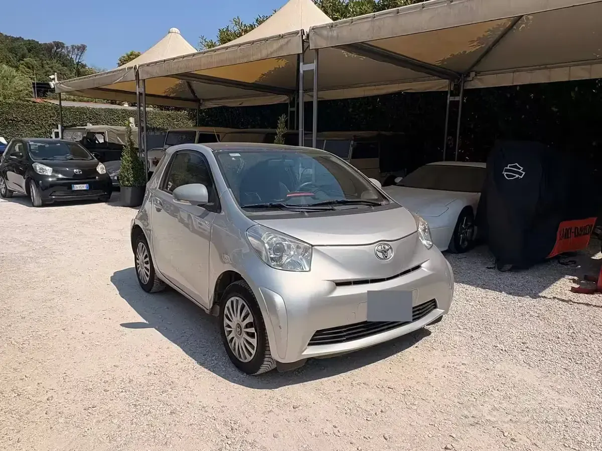 Usata Toyota iQ Active 68 CV (50 kW) 2012 Grigio Utilitaria