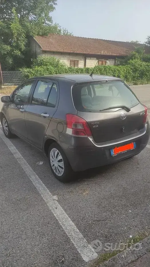 Usata Toyota Yaris 69 CV (50 kW) 2010 Grigio Utilitaria