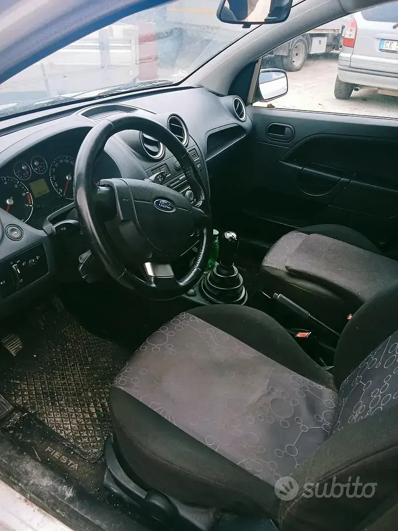 Usata Ford Fiesta 75 CV (55 kW) 2007 Grigio Utilitaria