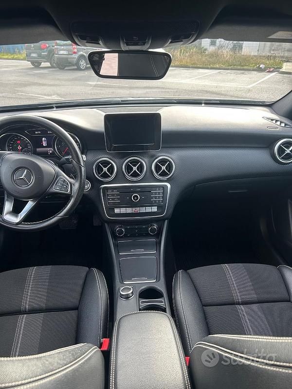 Usata Mercedes A180 109 CV (80 kW) 2018 Grigio