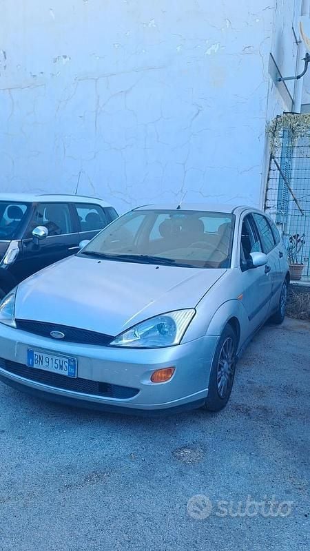 Usata Ford Focus Ghia 90 CV (66 kW) 2000 Grigio Berlina