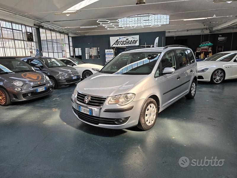 Argento Usata 2010 VW Touran Highline Monovolume | 3990 € (Ottimo prezzo) - Immagine 1/4