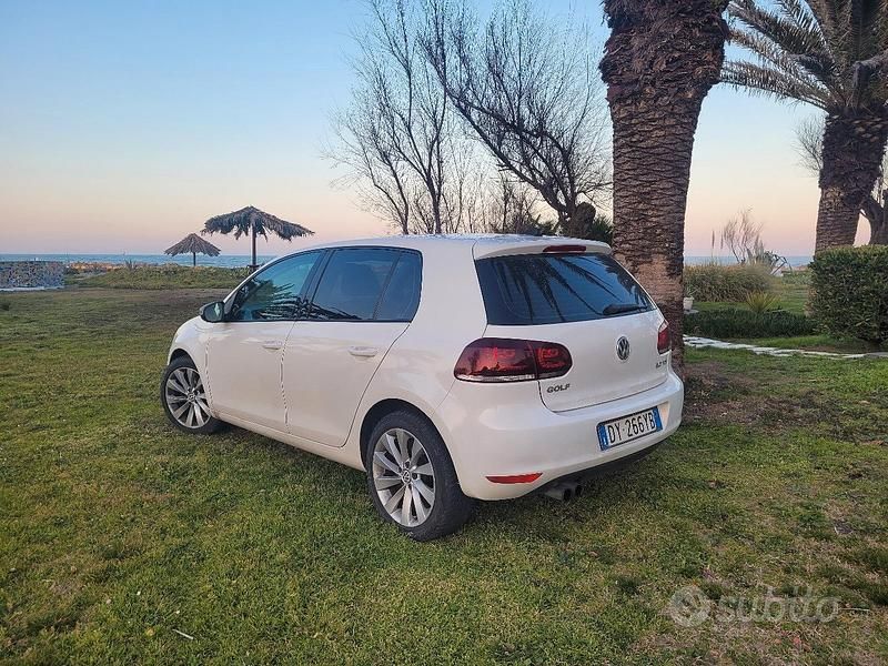 Usata VW Golf VI 110 CV (80 kW) 2010 Bianco Utilitaria