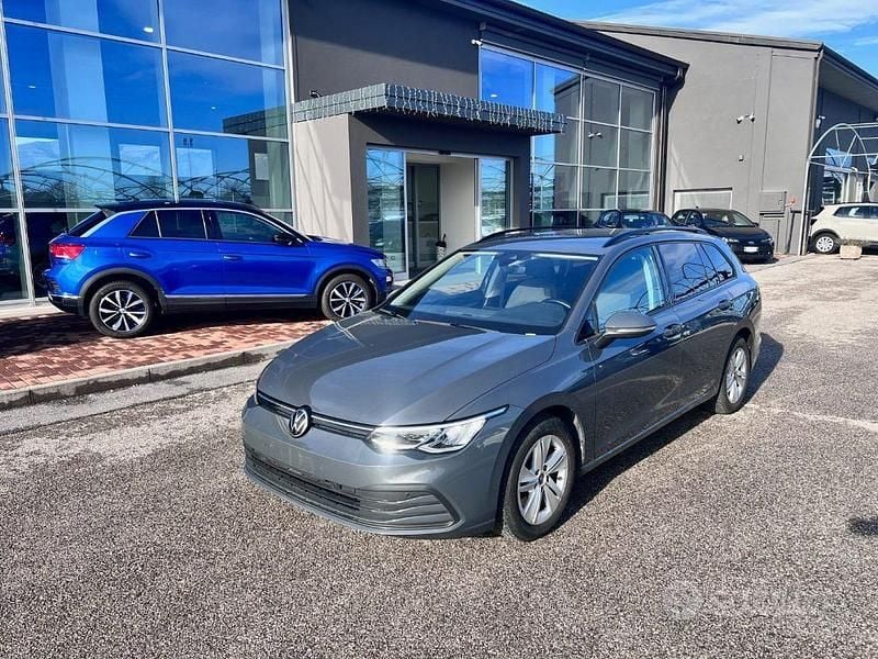 Usata VW Golf VIII Life 116 CV (85 kW) 2021 Grigio Station wagon