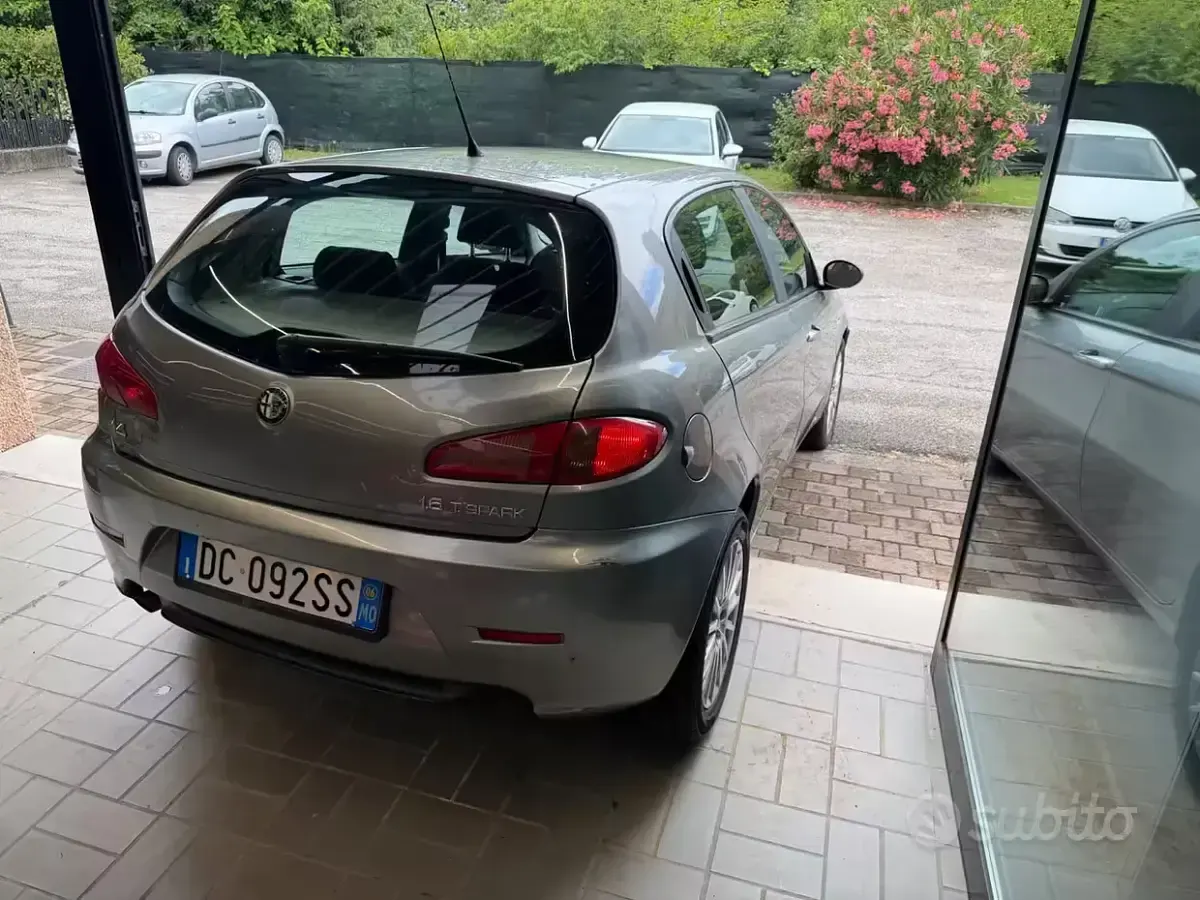 Usata Alfa Romeo 147 Progression 105 CV (77 kW) 2006 Grigio Utilitaria
