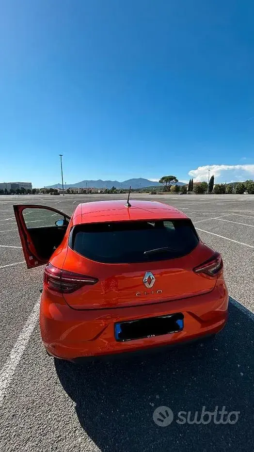 Usata Renault Clio V Techno 101 CV (74 kW) 2023 Arancione Berlina
