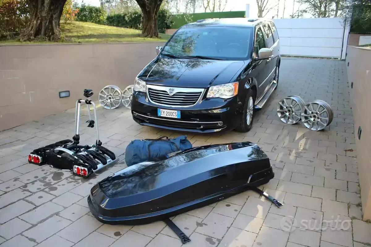 Usata Lancia Voyager 177 CV (130 kW) 2015 Bluazzurro Monovolume