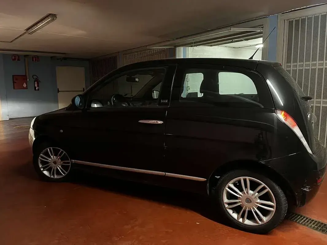 Usata Lancia Ypsilon 69 CV (50 kW) 2012 Nero Utilitaria