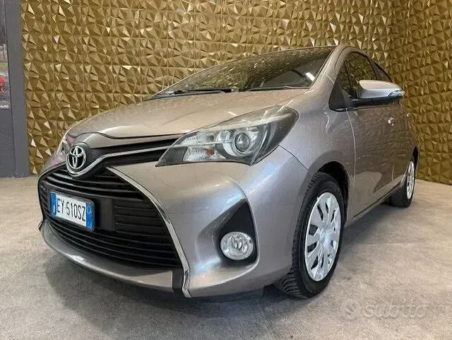 Usata Toyota Yaris Active 90 CV (66 kW) 2015 Beige Utilitaria