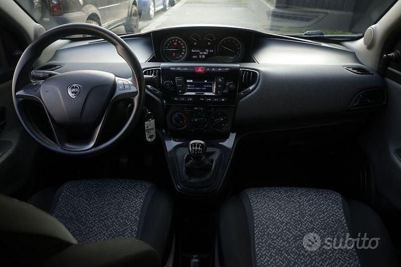 Usata Lancia Ypsilon Silver 70 CV (51 kW) 2022 Rosso Utilitaria