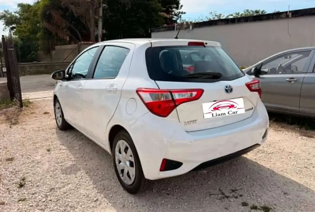 Usata Toyota Yaris Hybrid 73 CV (53 kW) 2018 Bianco Berlina