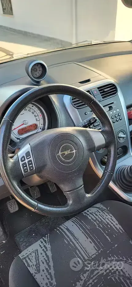 Usata Opel Agila 94 CV (69 kW) 2012 Nero Utilitaria